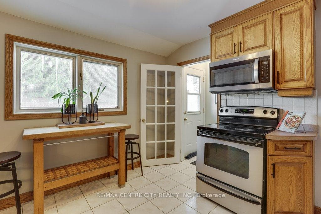 272 Burlington Crescent photo 18