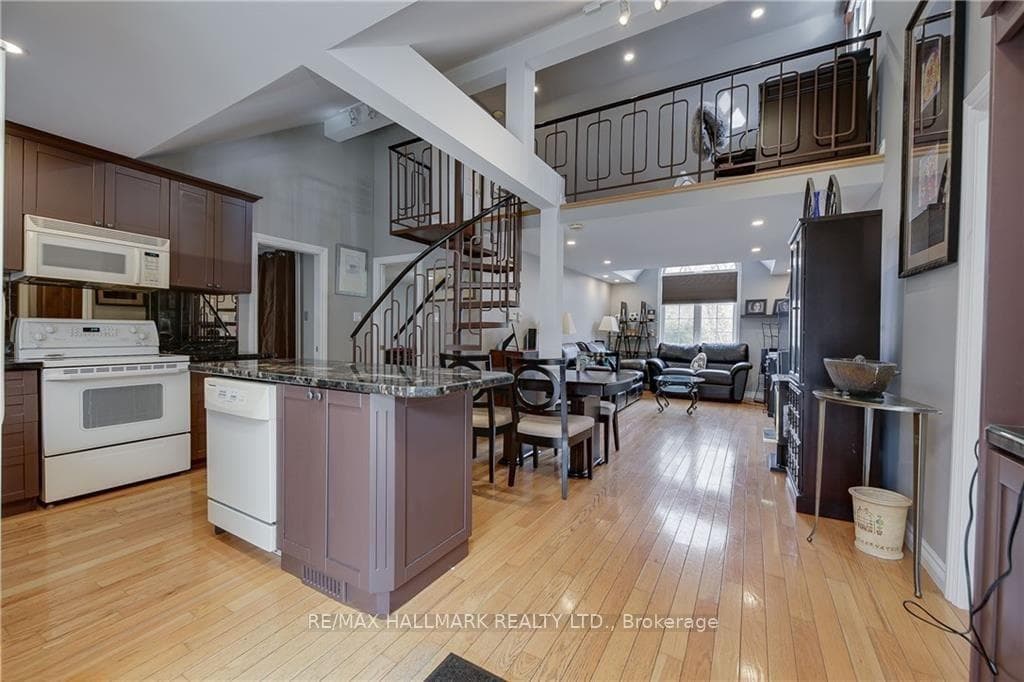 2052 Centre Avenue photo 3