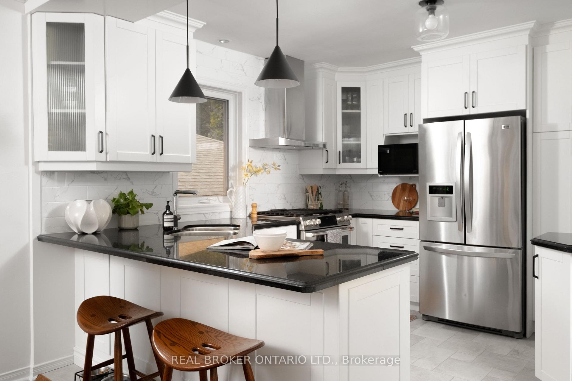 147 Thompson Avenue photo 16