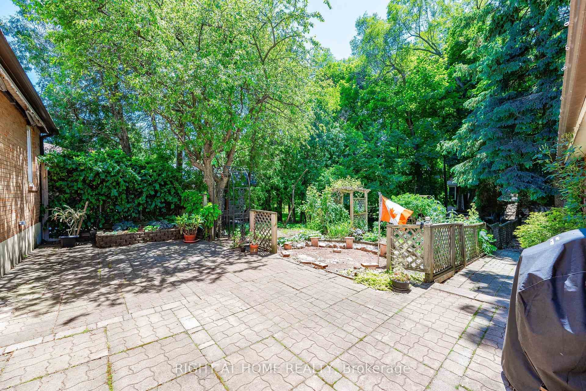 572 Wolsey Crescent photo 9