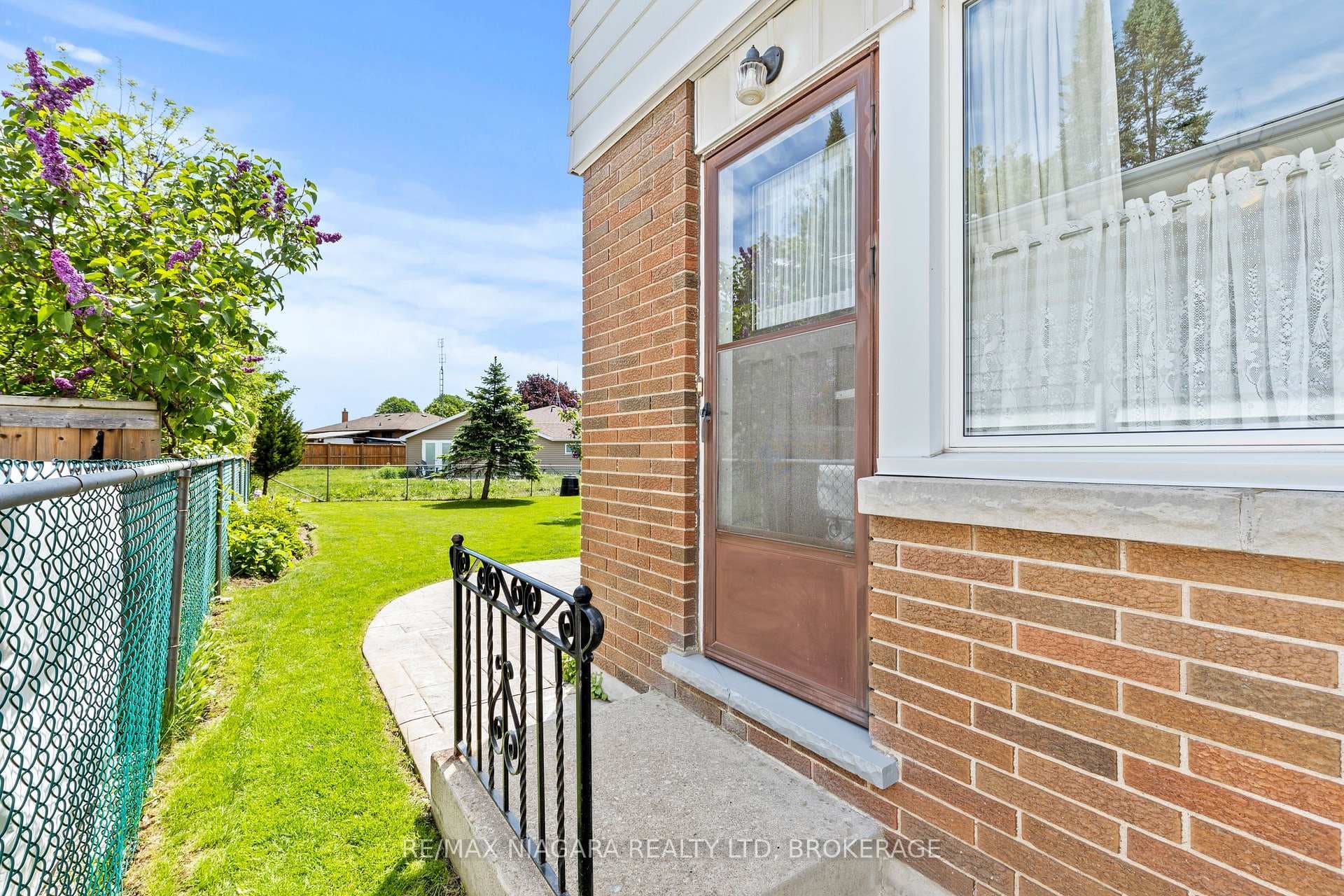 6628 Argyll Crescent photo 36