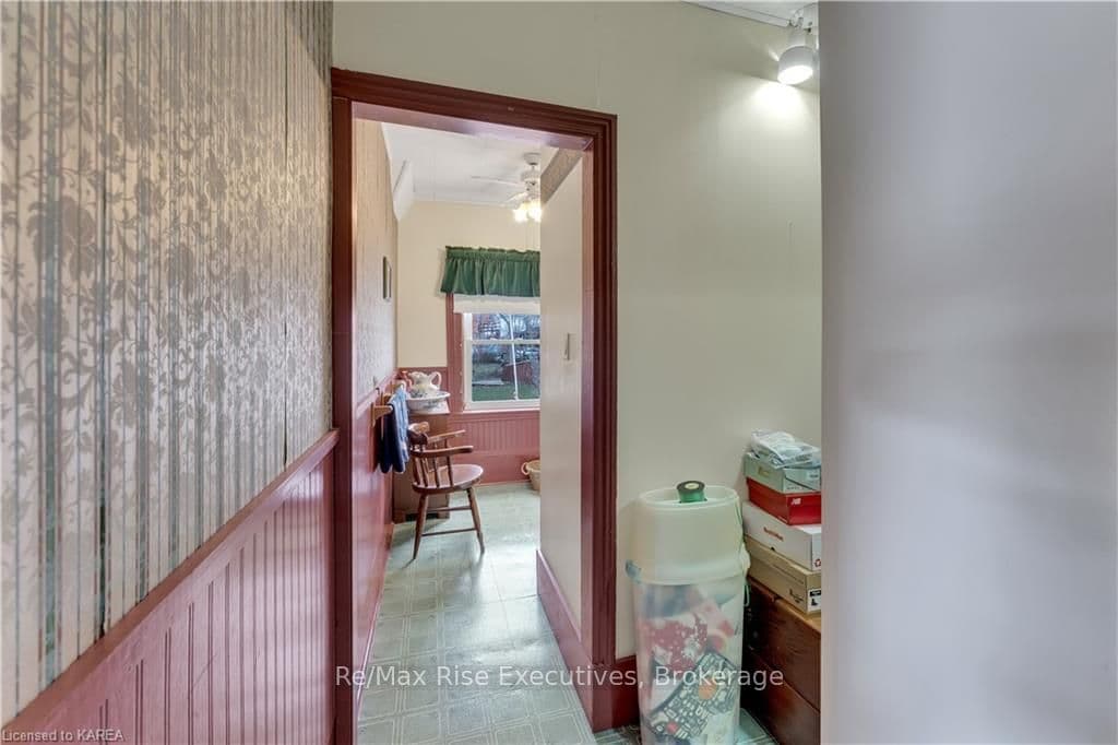 285 THOMAS Street photo 22