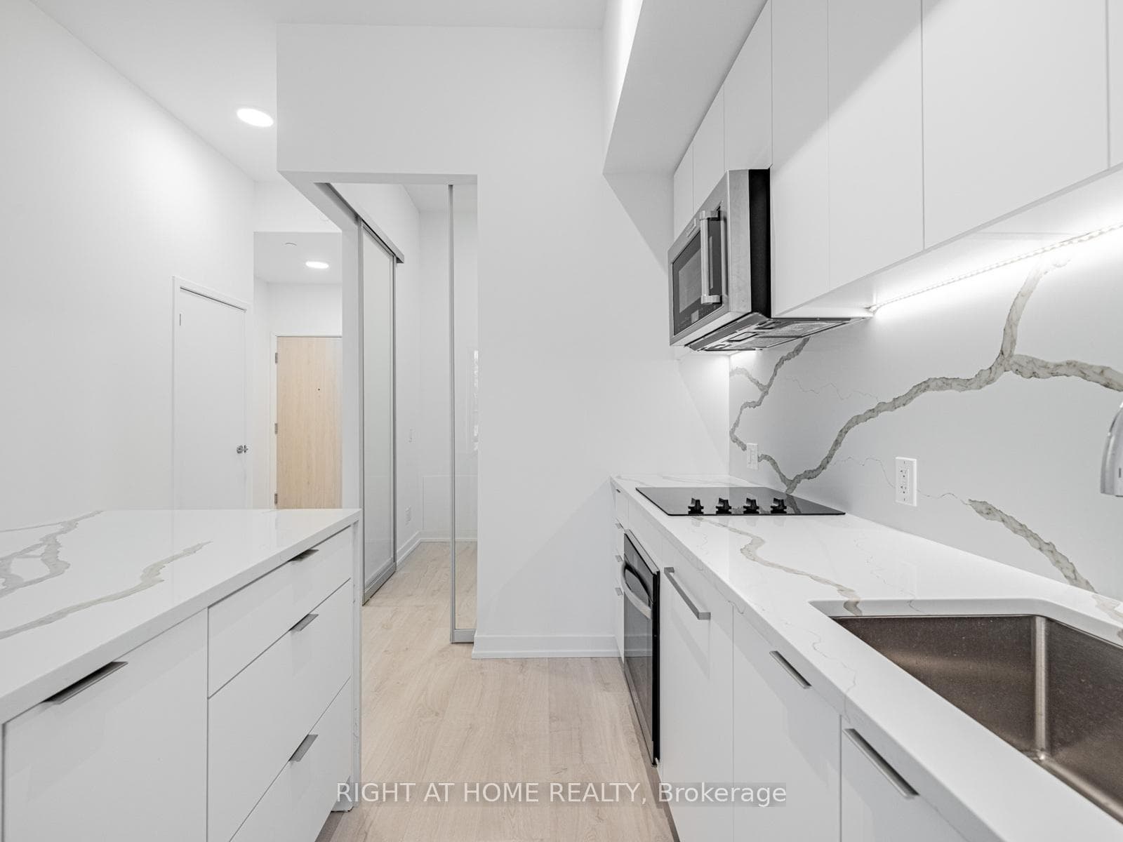 Kitchen w/updraded backsplash and island