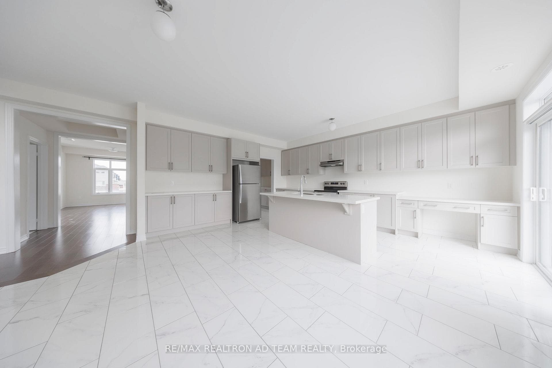 11733 Tenth Line photo 10