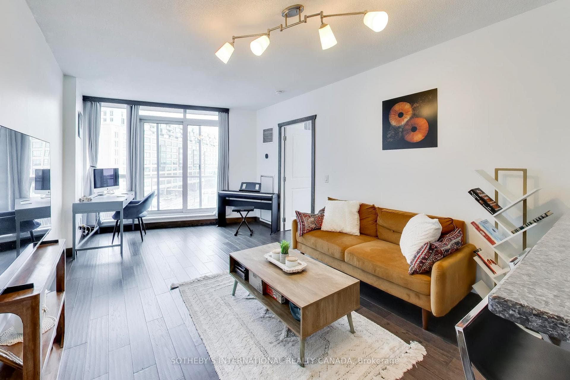 218 Queens Quay Unit 505 photo 4