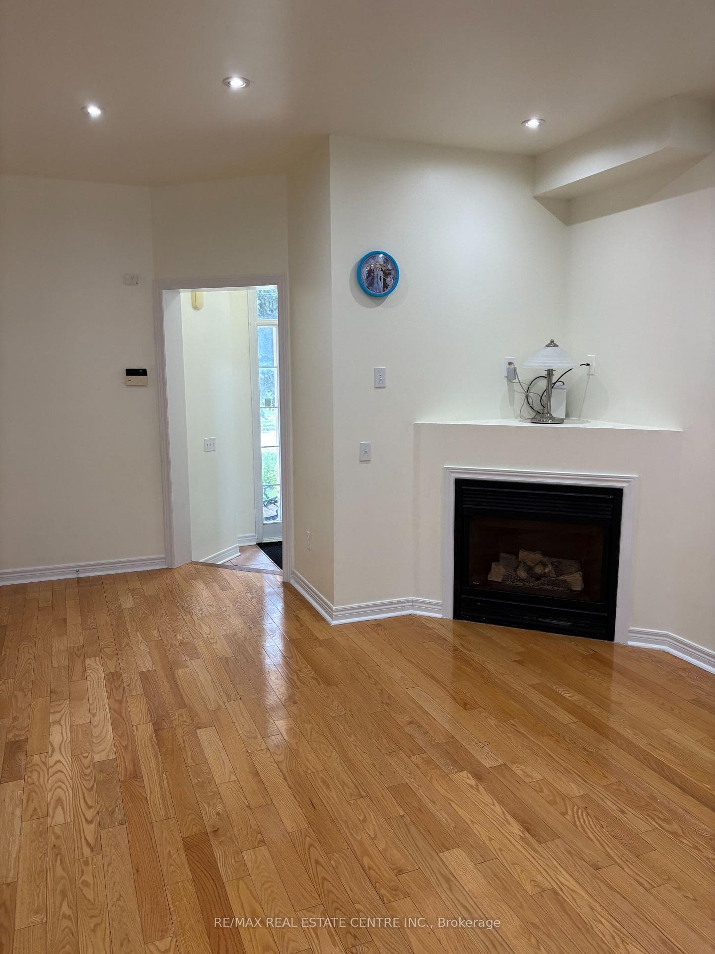 799 Ledbury Crescent photo 5