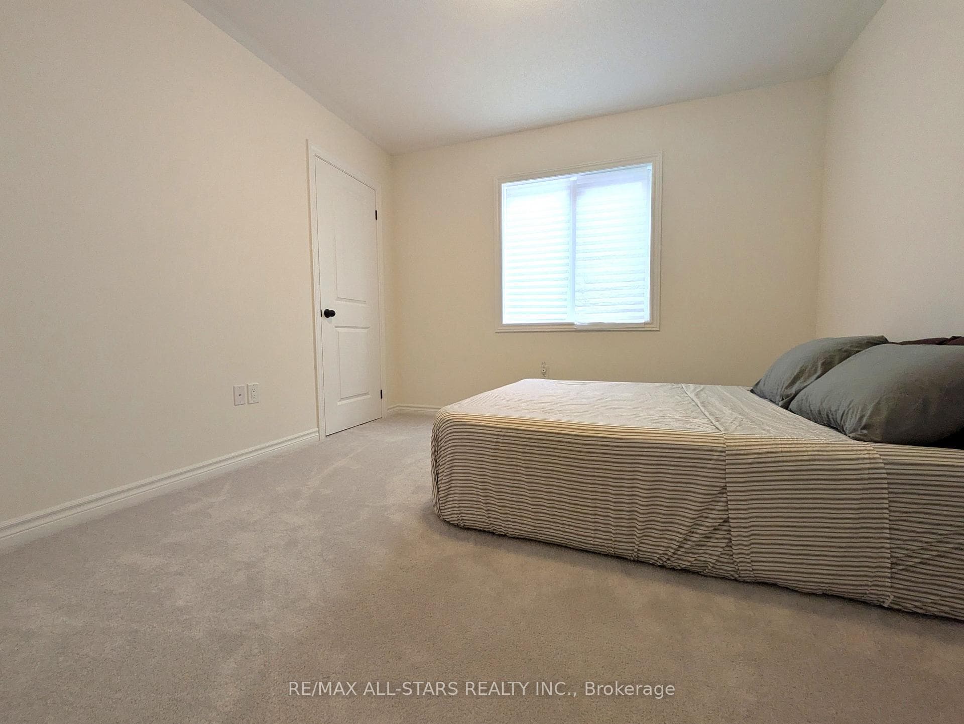 22 Hennessey Crescent photo 17