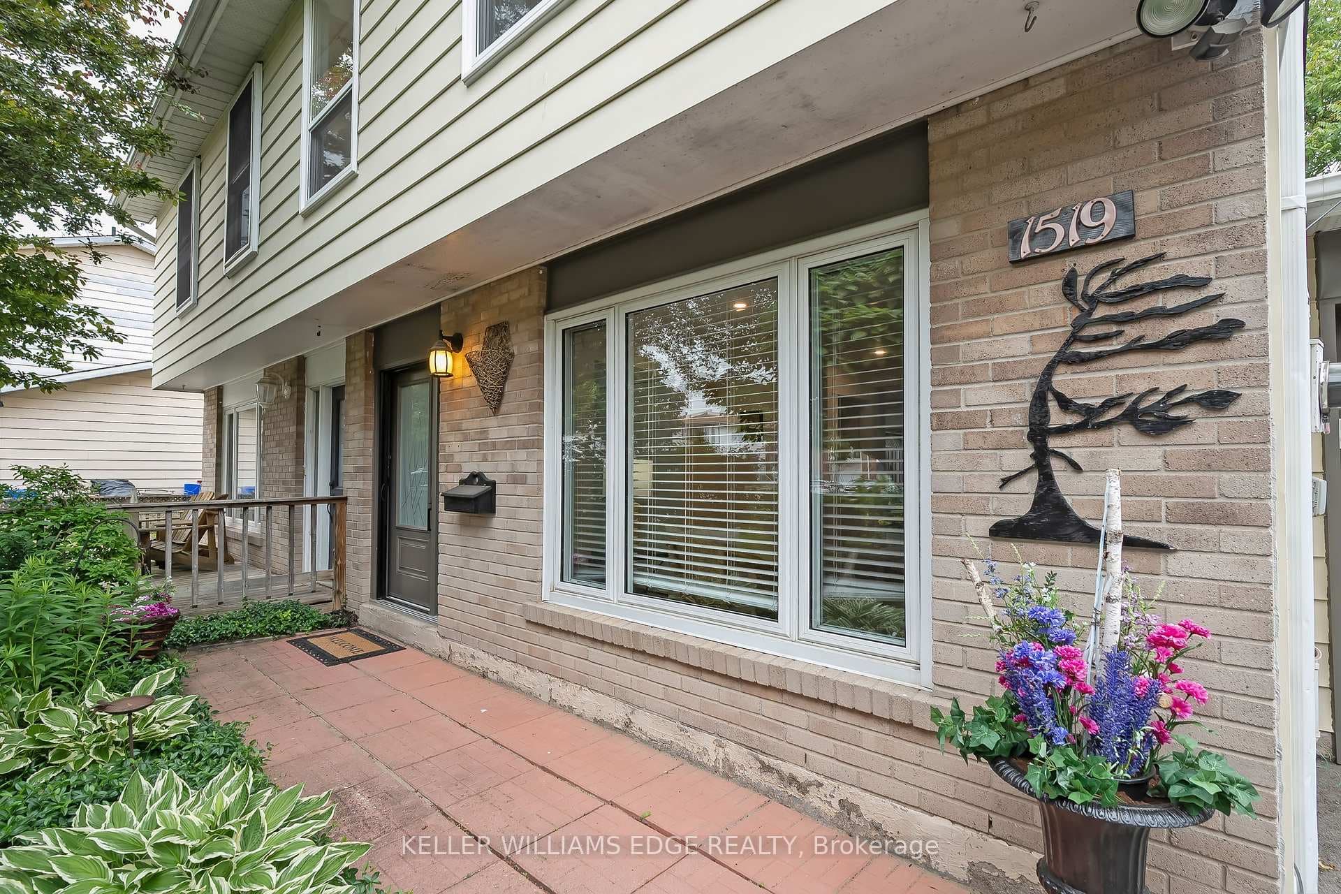 1519 Newlands Crescent photo 3