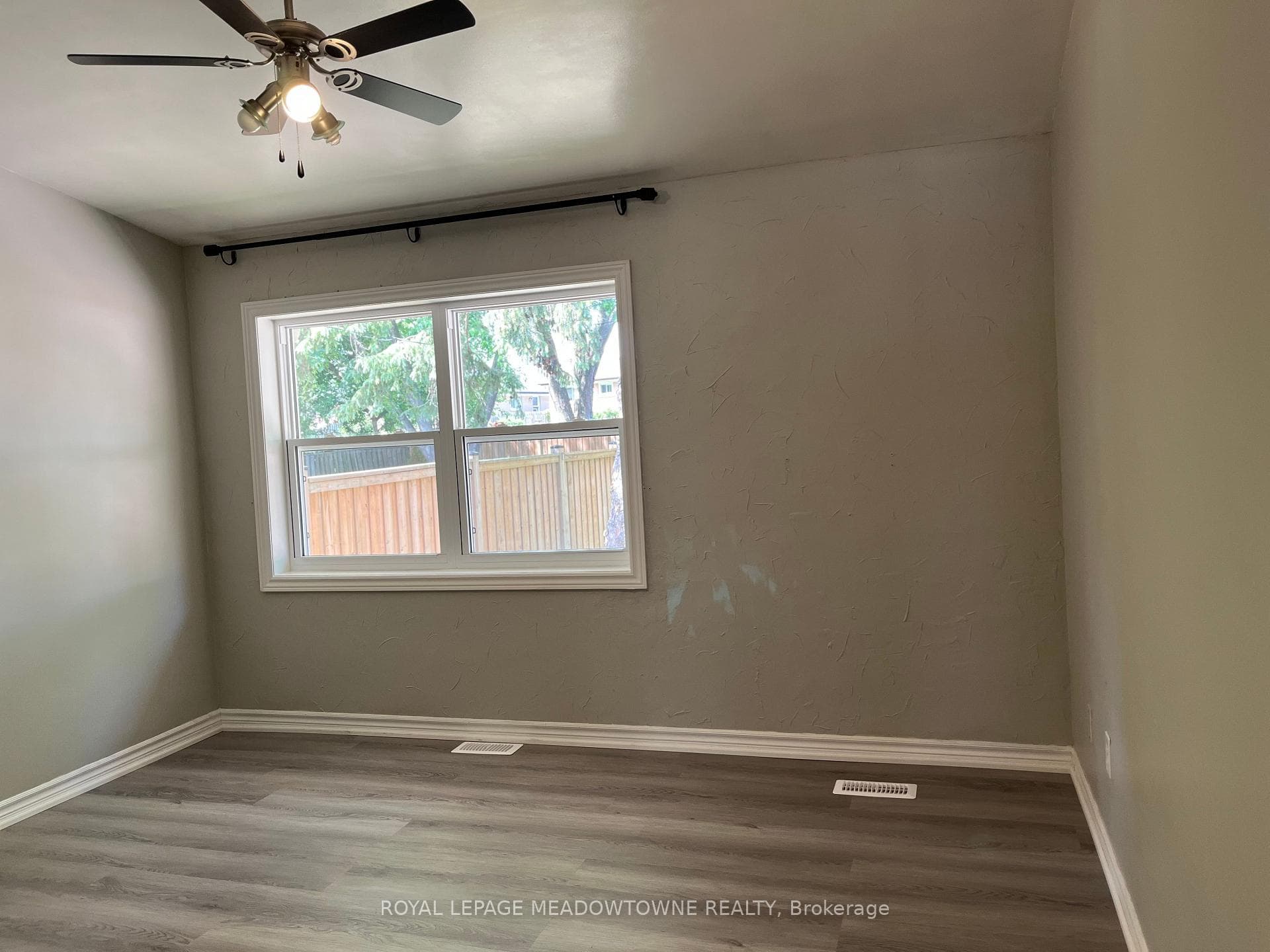 Primary bedroom w/ceiling fan