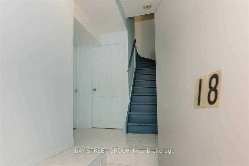 270 Timberbank Boulevard Unit 18Lower photo 6