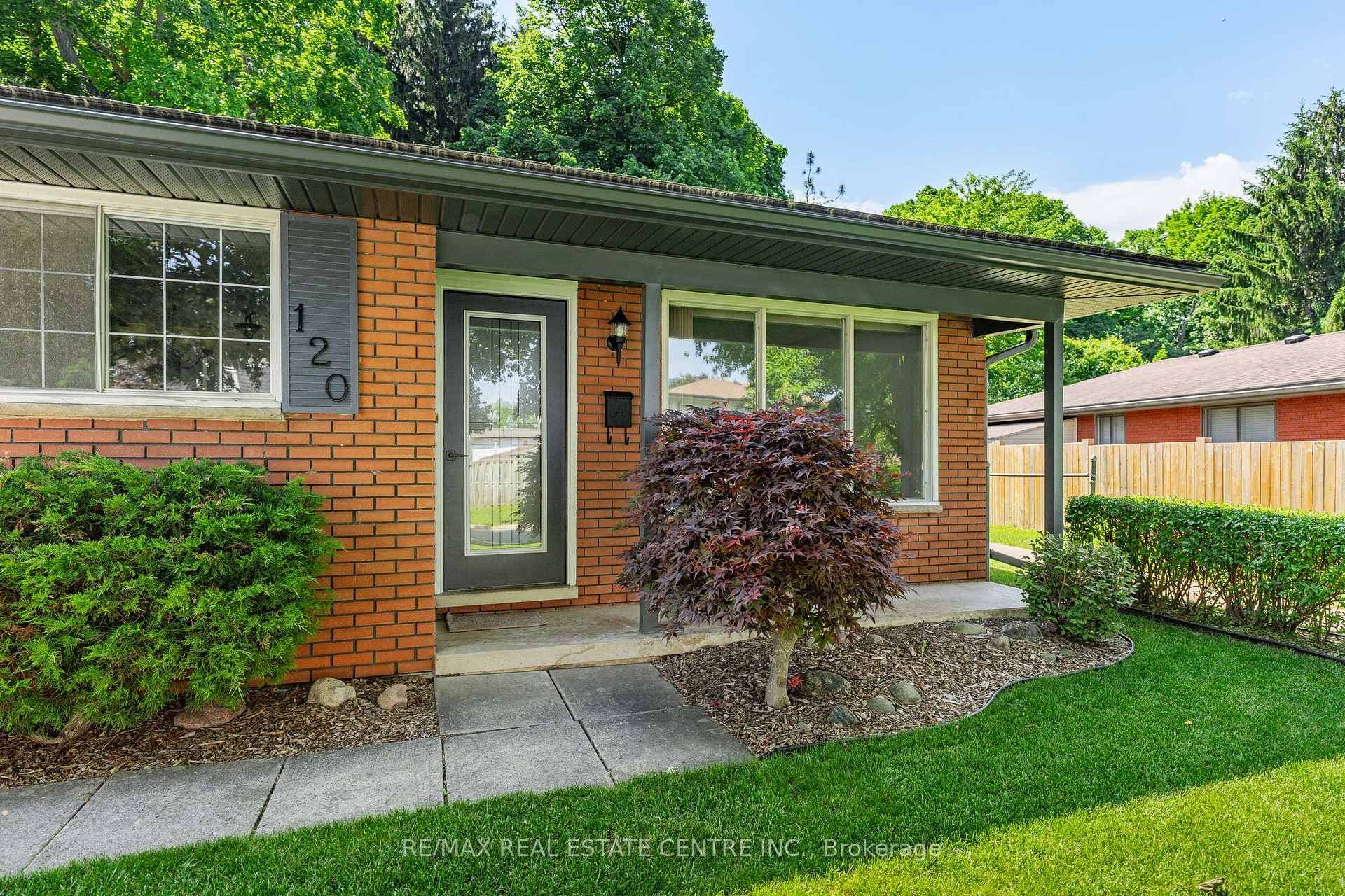 120 Arrowhead Crescent photo 2
