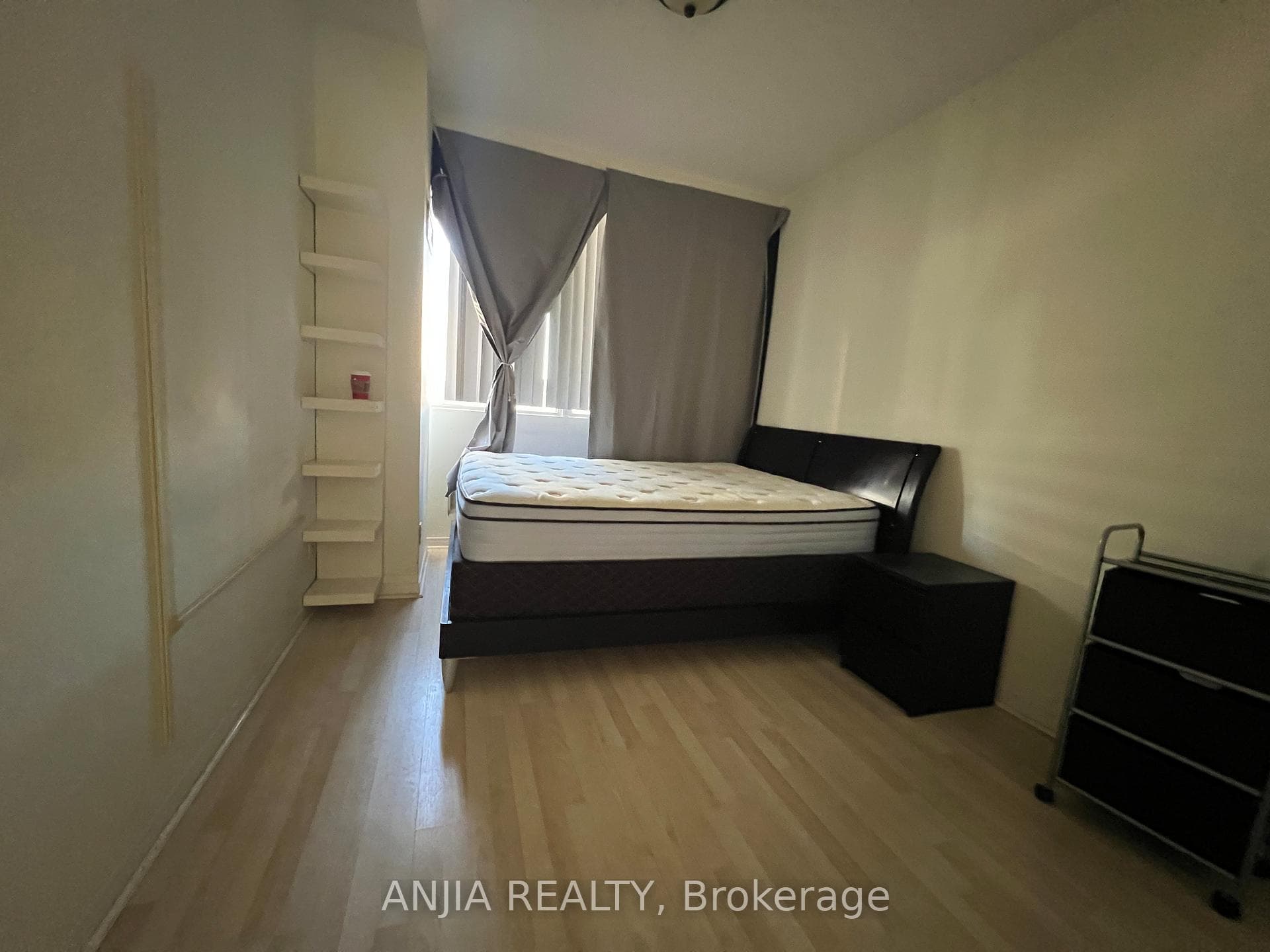 555 Yonge Street Unit 807 photo 2