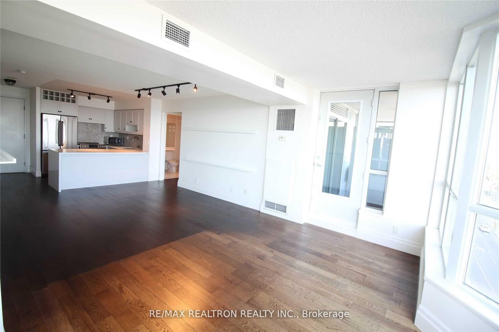 230 Queens Quay Unit 825 photo 4