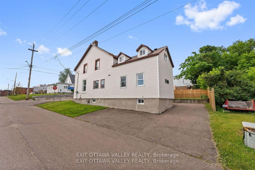 164 Maple Avenue photo 42