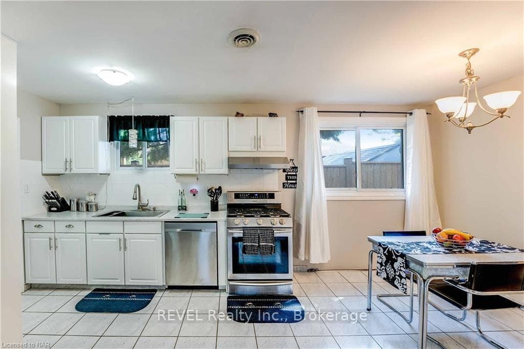 16 LANARK Crescent photo 9