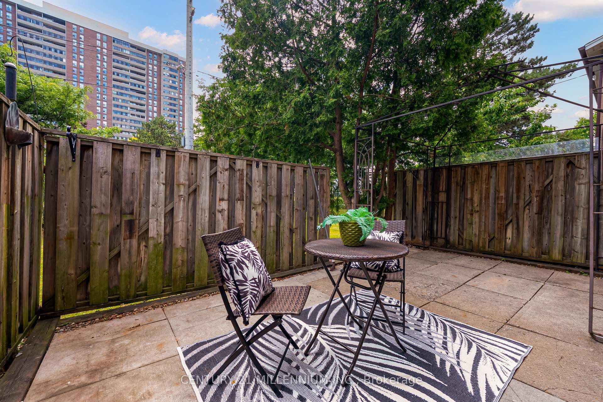 56 Fleetwood Crescent photo 28