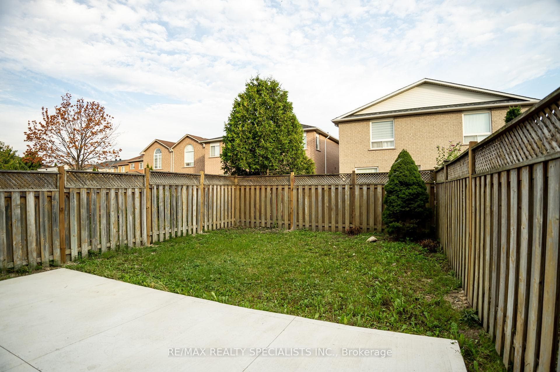 943 Khan Crescent photo 22