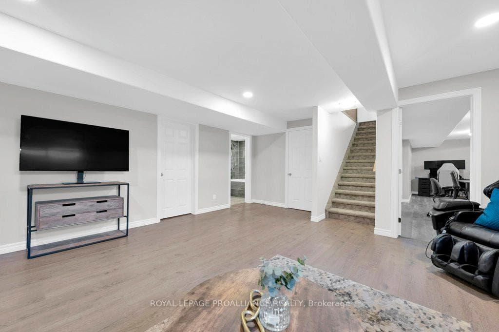 34 WALNUT Crescent photo 27