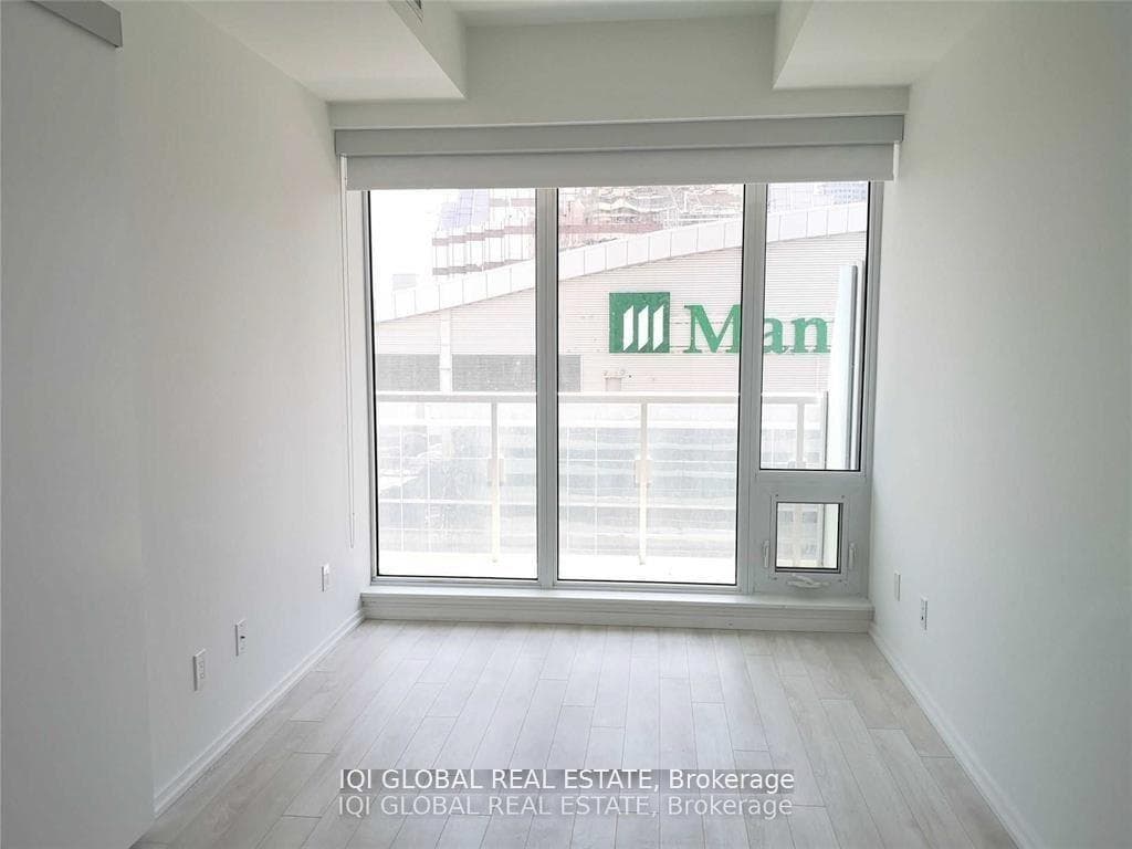 197 Yonge Street Unit 2407 photo 4