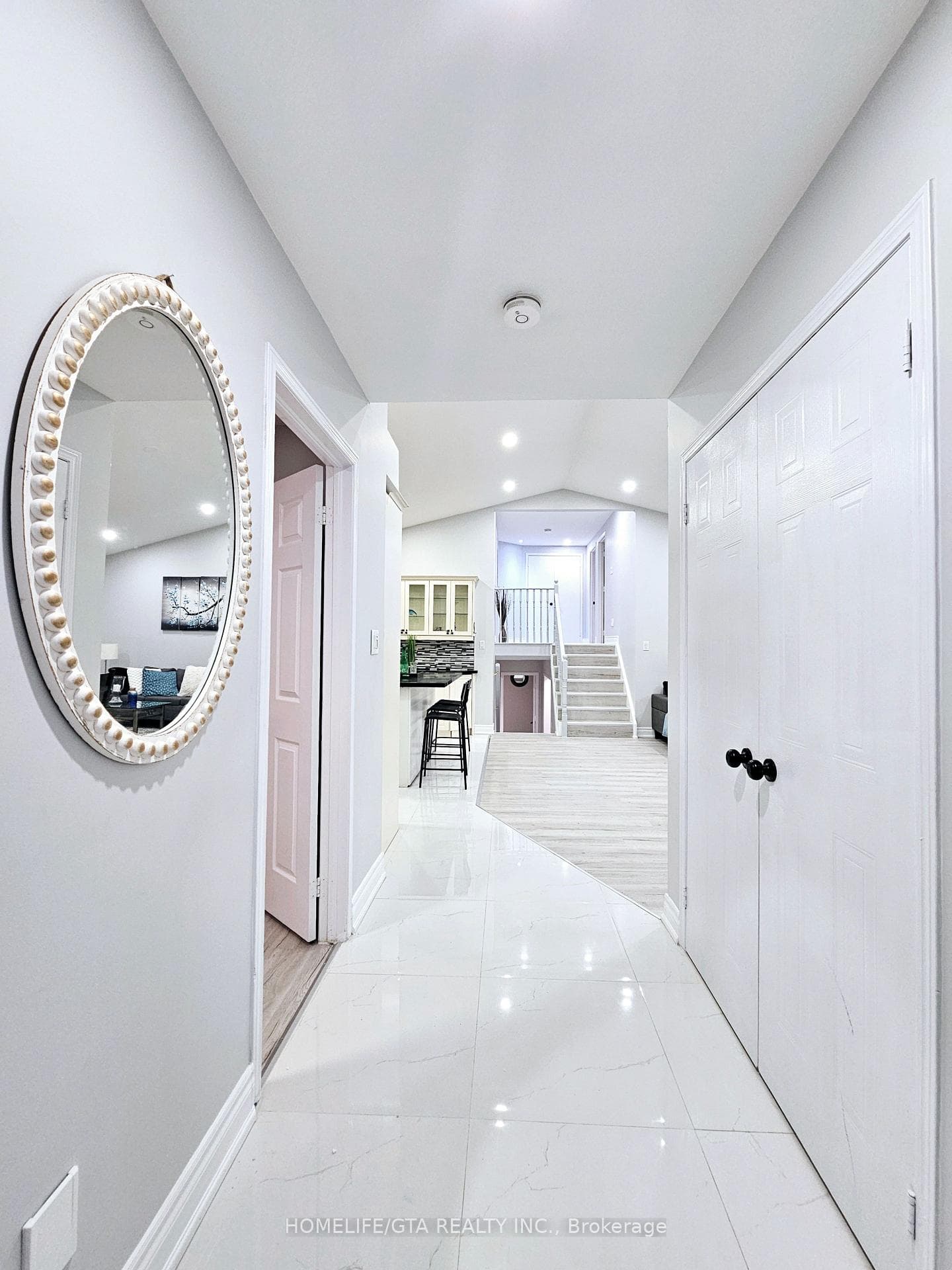 1860 Dalhousie Crescent photo 2