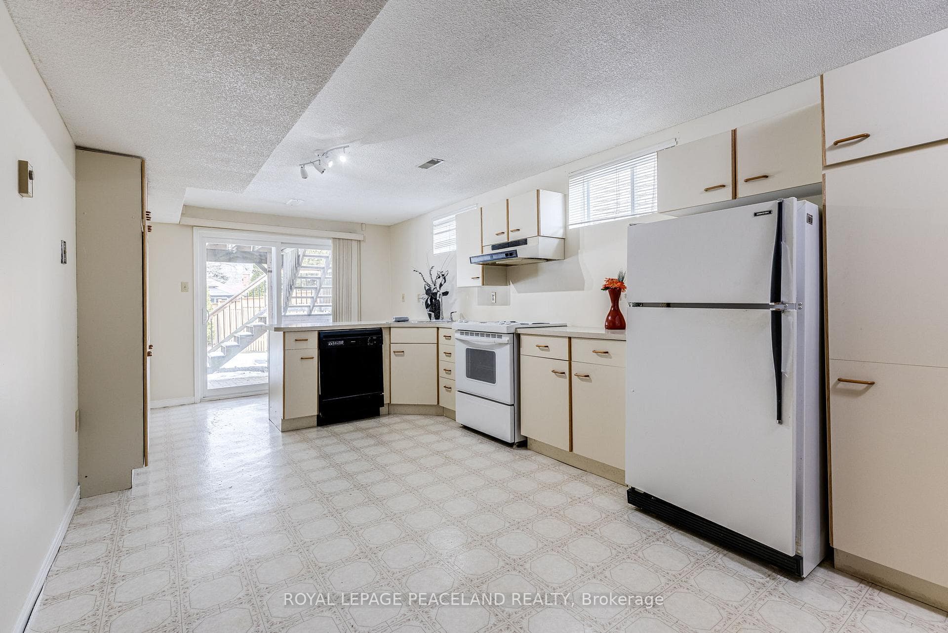284 Livingstone Street photo 27