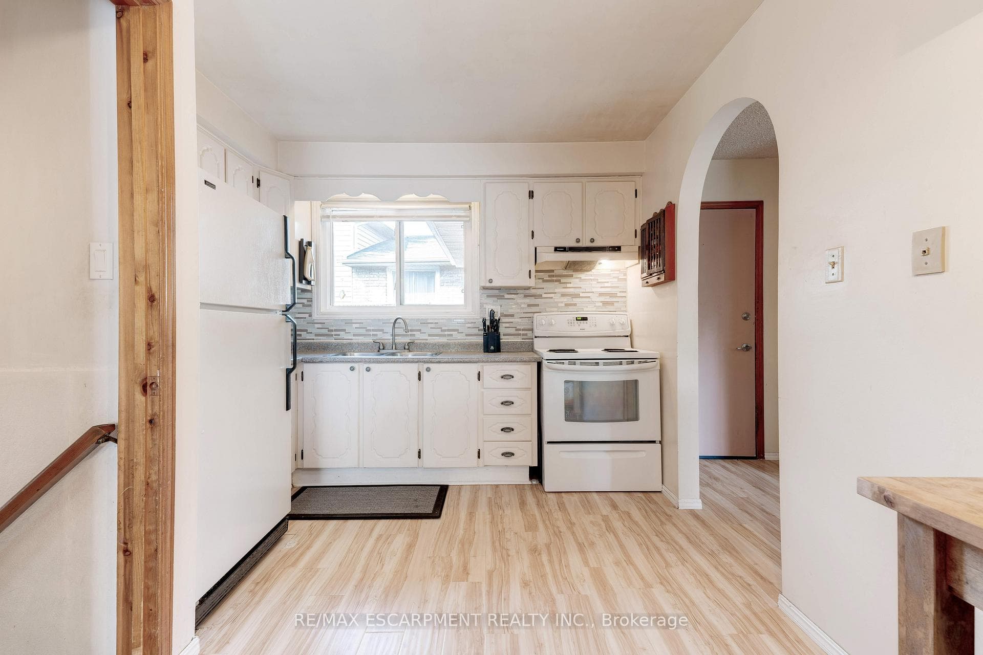 2358 Arnold Crescent photo 8