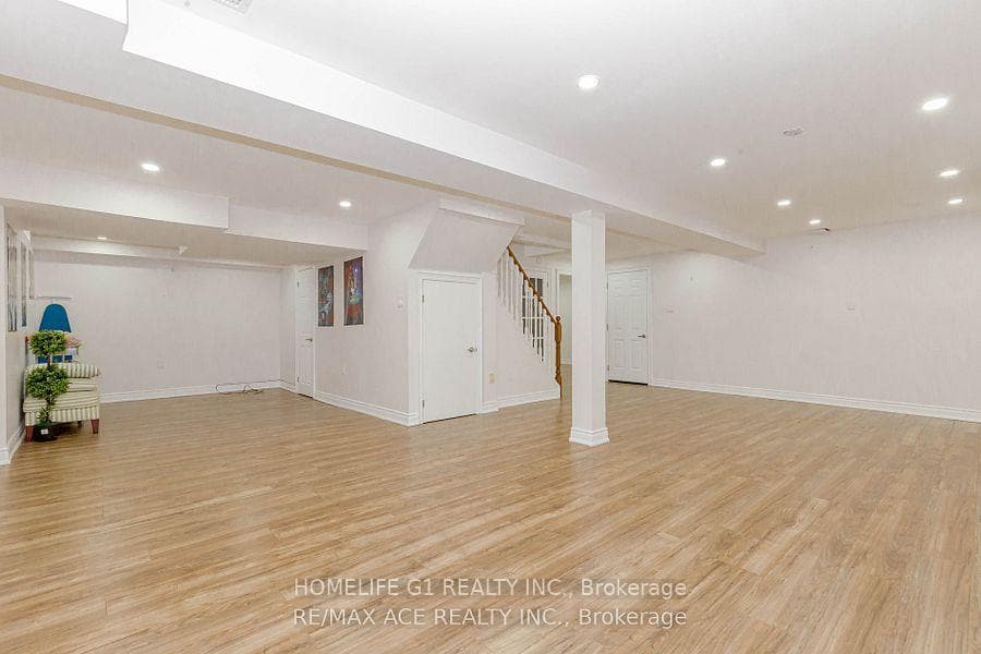 1319 Greenwood Crescent photo 7