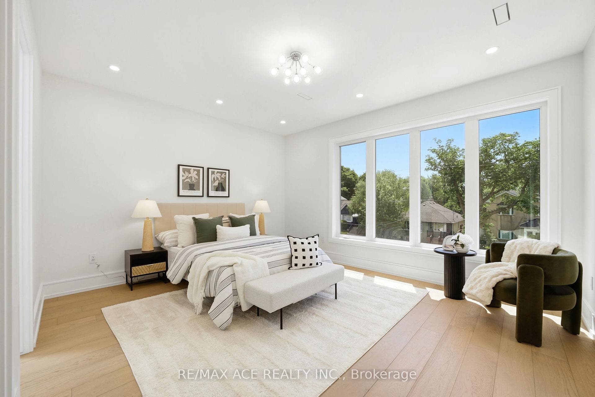 61 Harewood Avenue photo 36