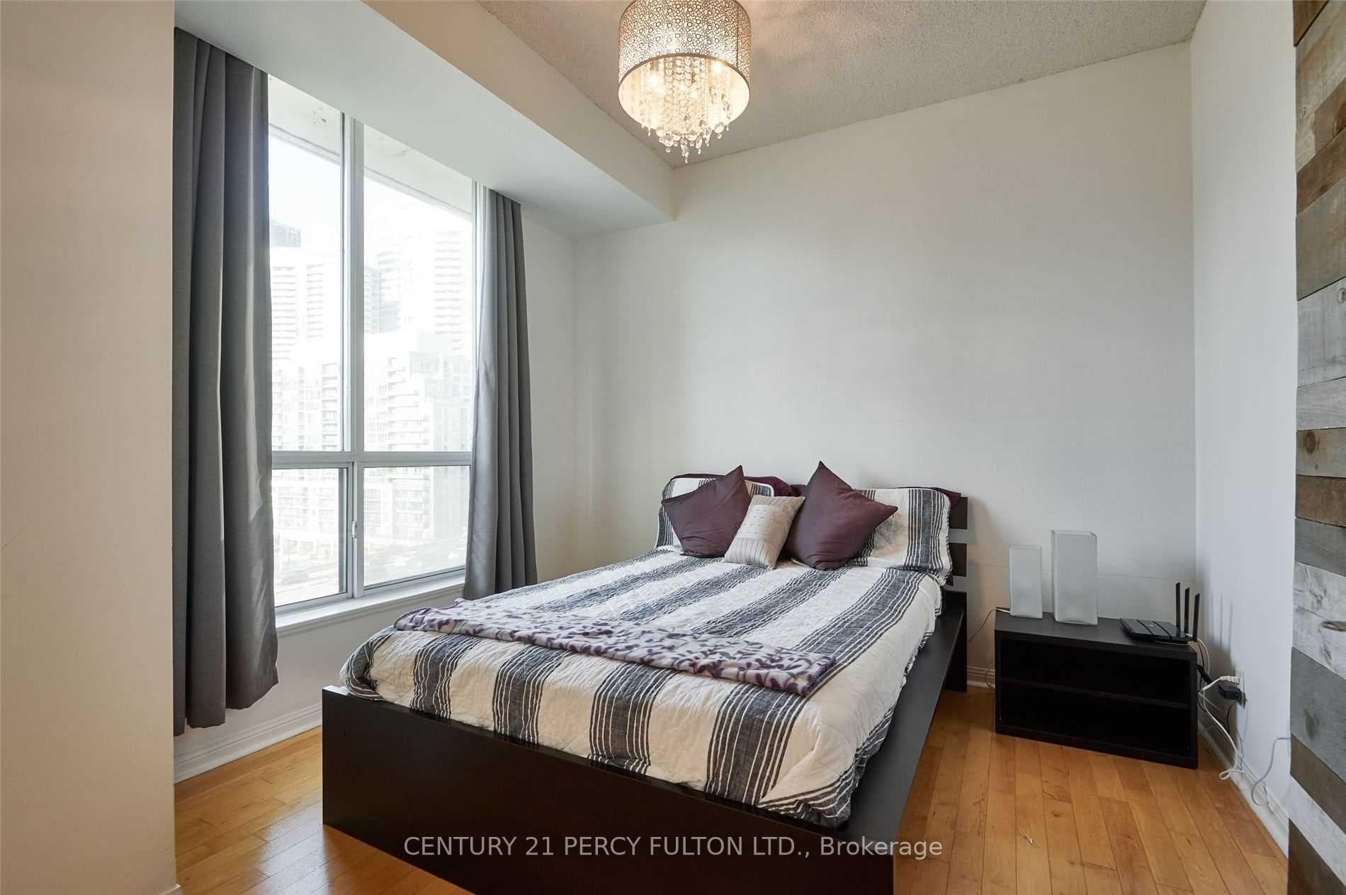 230 Queens Quay Unit 1016 photo 10