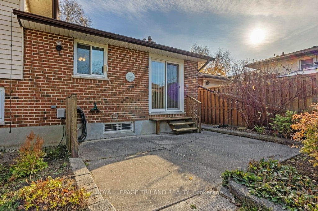 1673 Aldersbrook Road photo 32