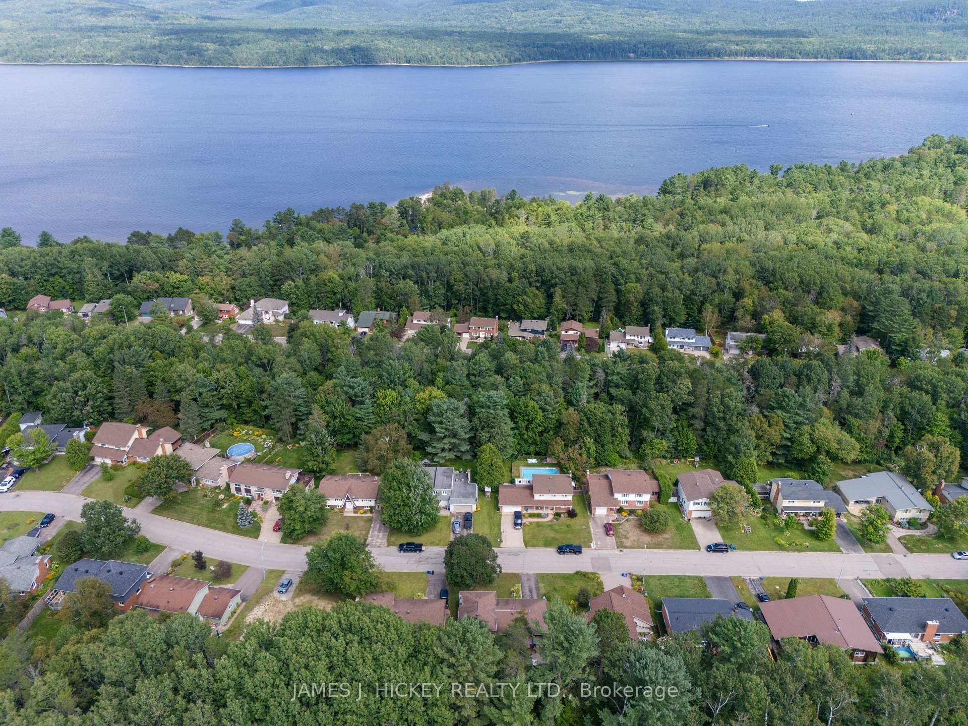 119 FRONTENAC Crescent photo 43