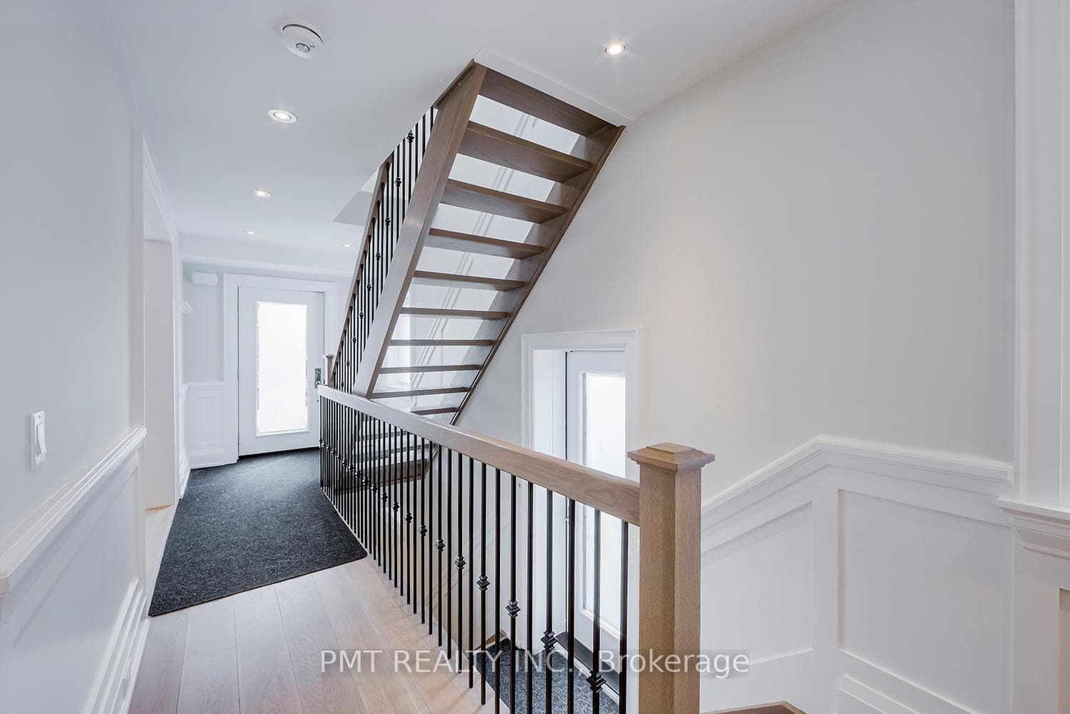 50 Thursfield Crescent photo 3