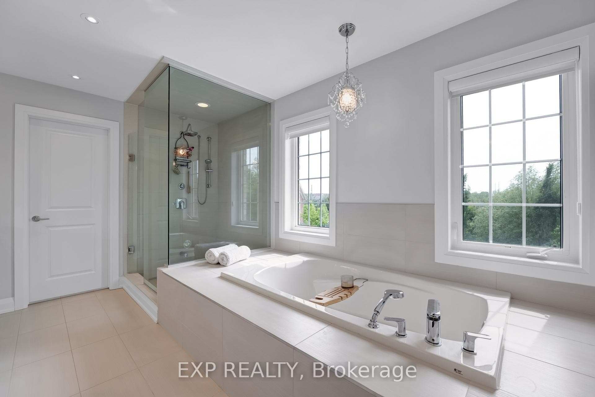 156 Degraaf Crescent photo 25