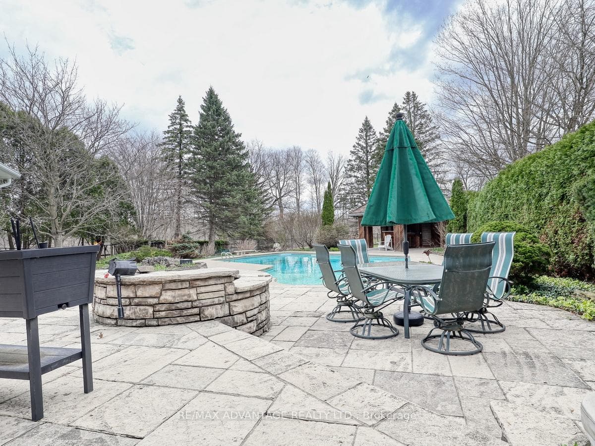 110 Whiteacres Drive photo 2