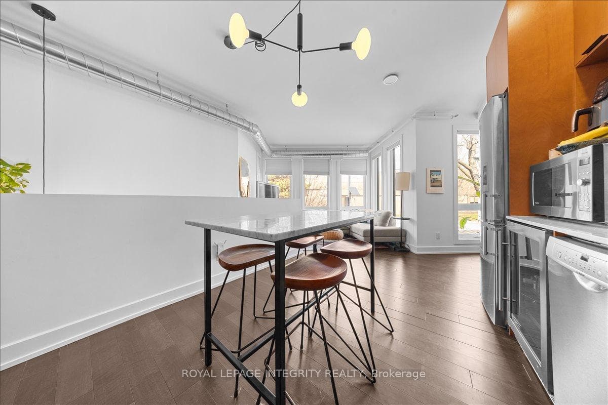 150 Greenfield Avenue Unit 204 photo 9