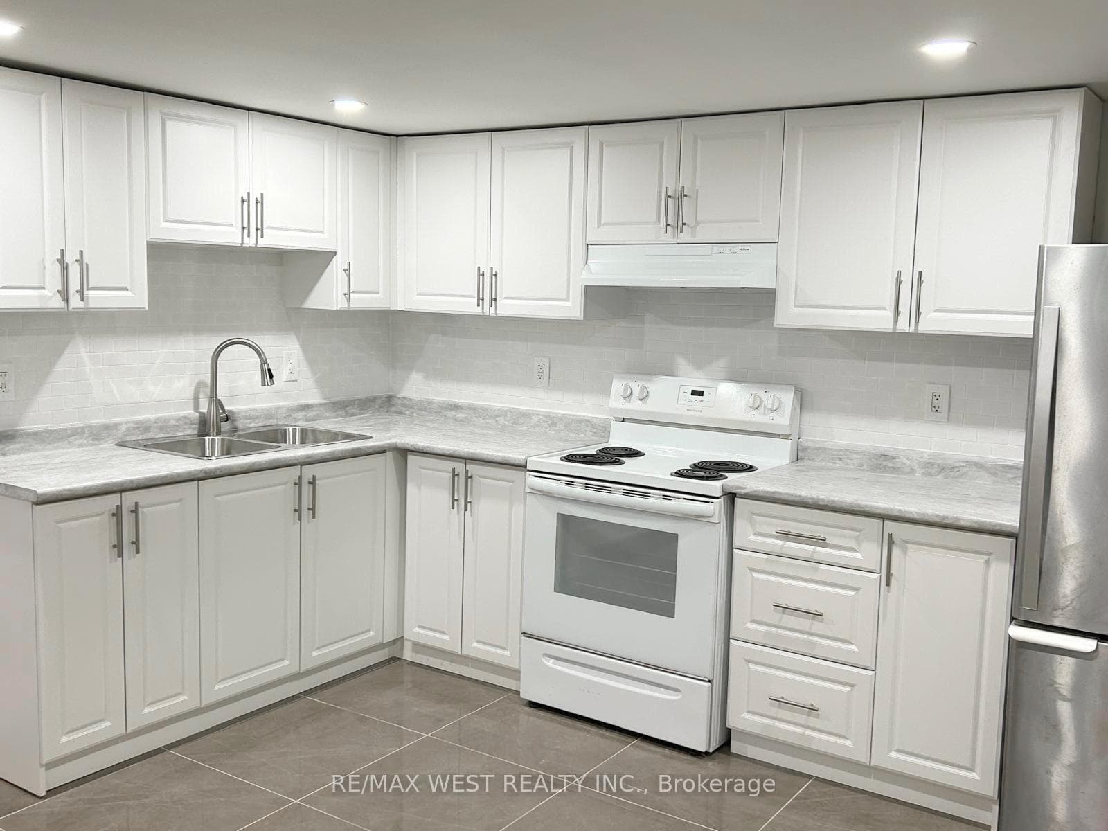 19 GOLDING Avenue photo 8