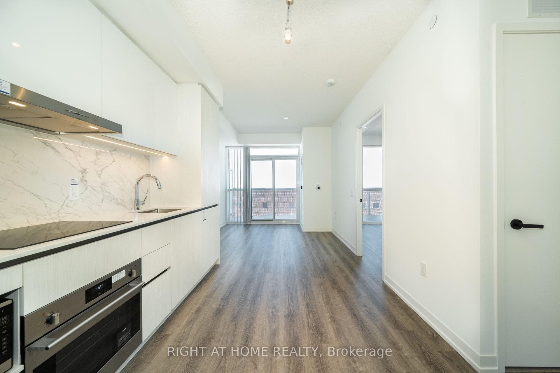 8 Interchange Way Unit 5605 photo 6