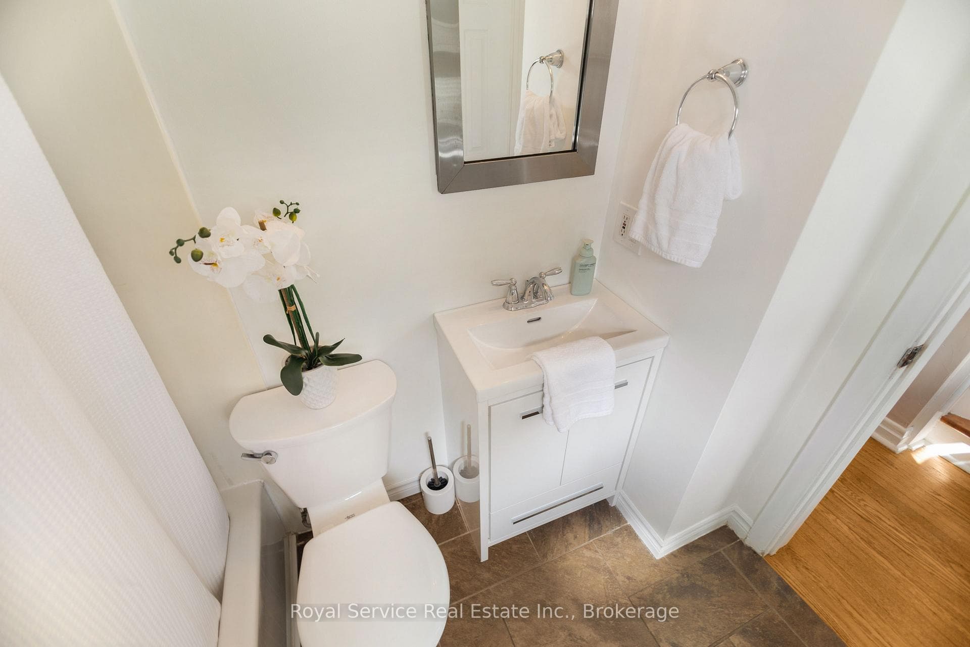 558 Burnham Street photo 17