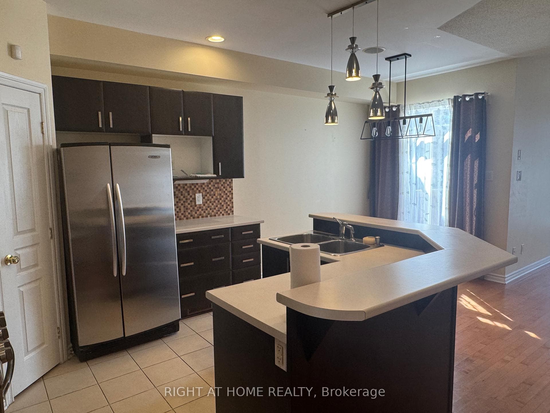 253 WAYMARK Crescent photo 9