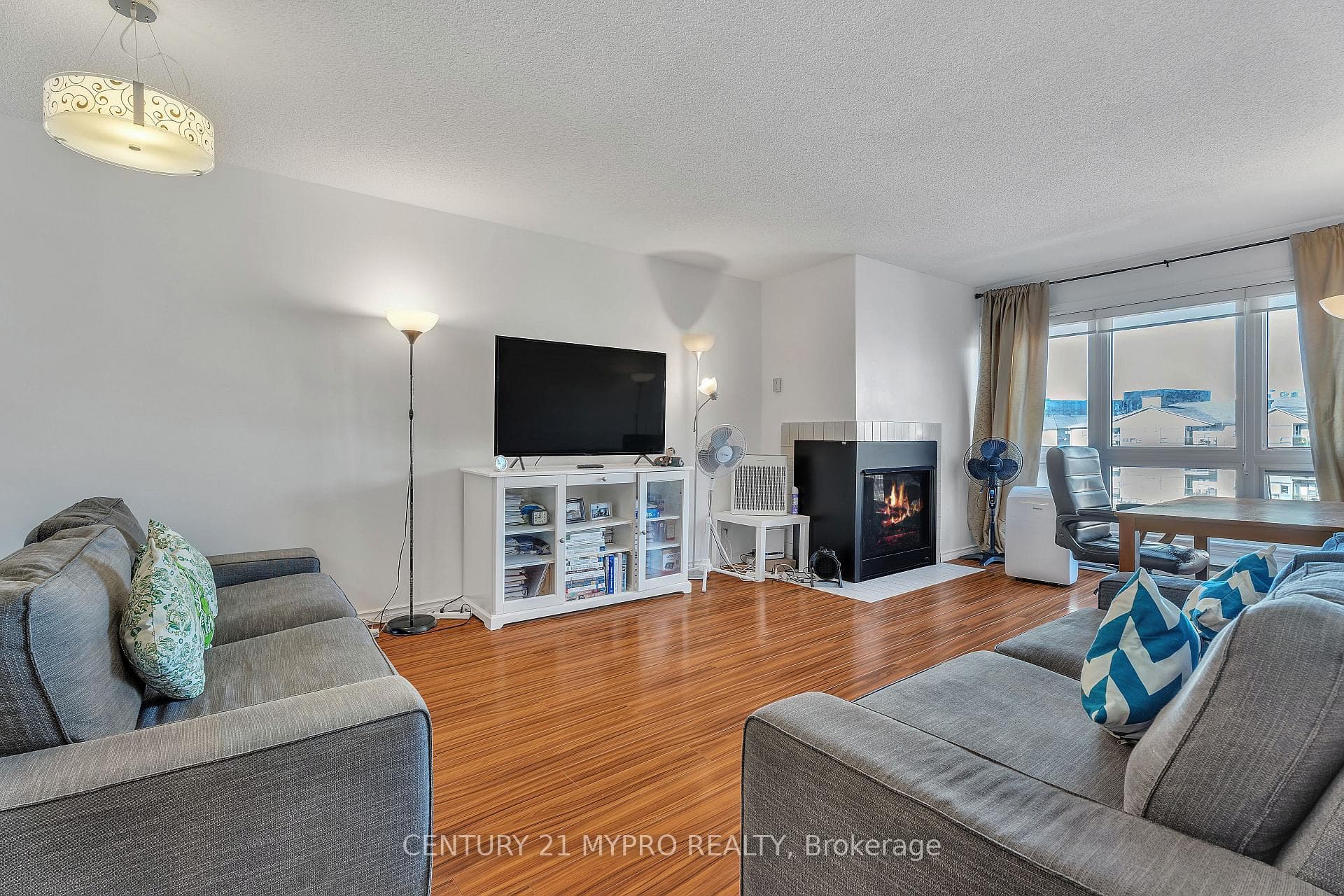 1 Jacksway Crescent Unit 410 photo 13