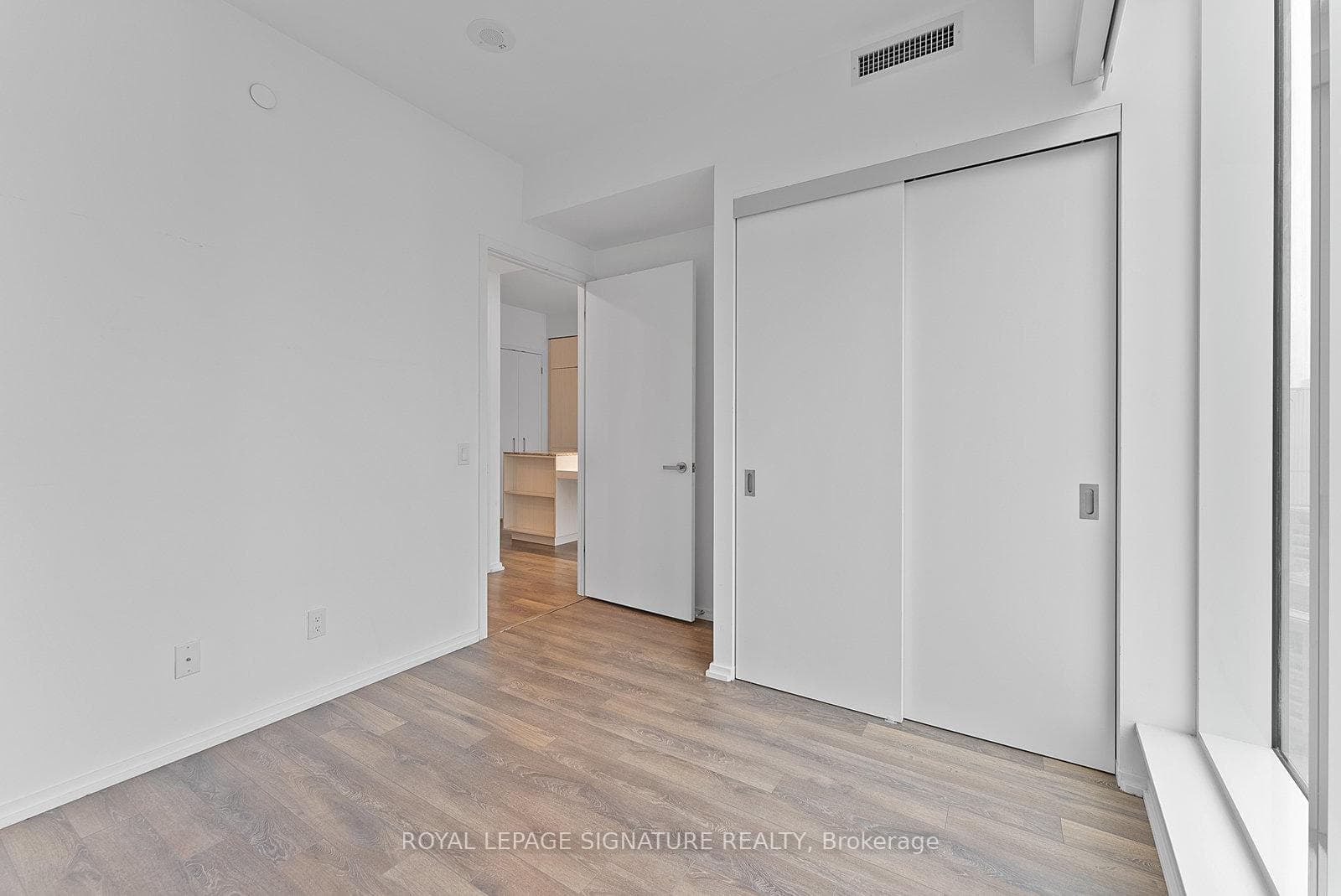 197 Yonge Street Unit 2401 photo 21