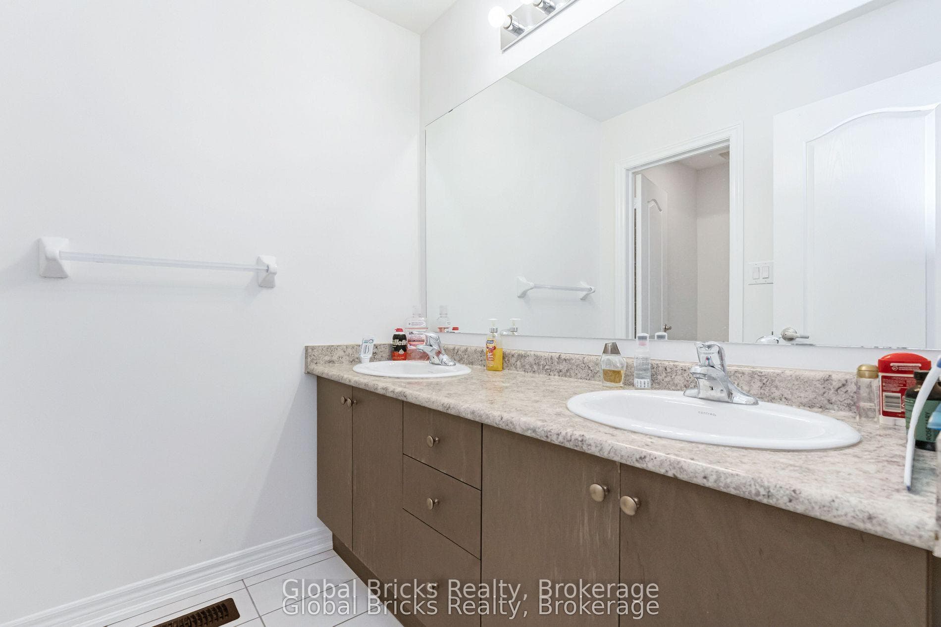 49 Burnhamthorpe Road photo 30