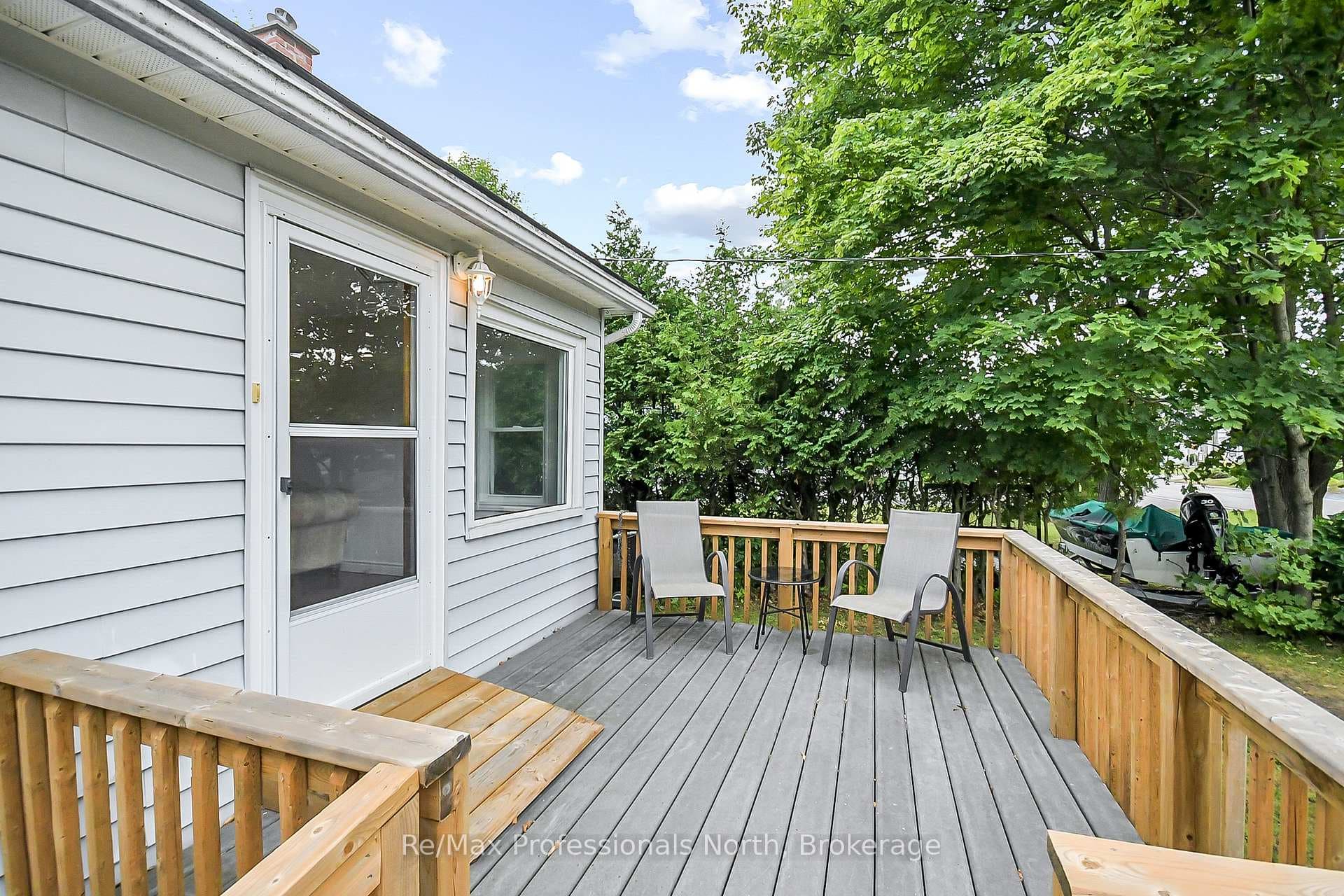 655 MARY Street photo 3