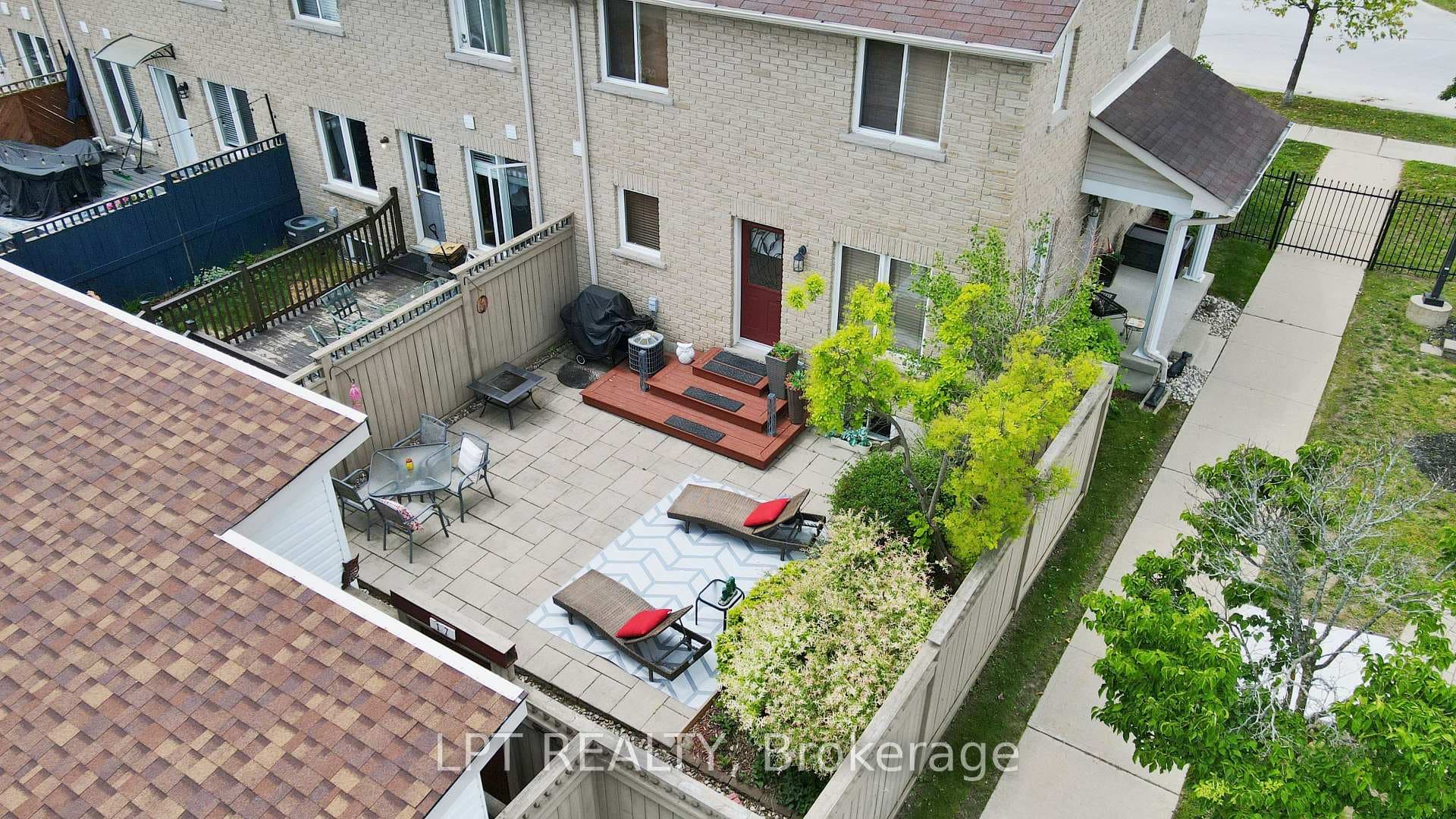 17 Silver Maple Crescent photo 24