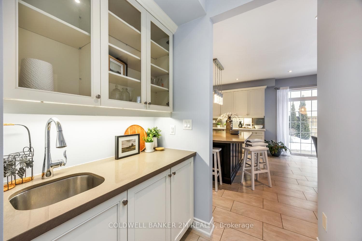 Butler's pantry w/sink