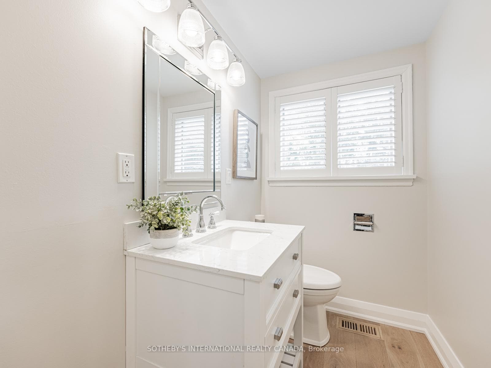 300 Forman Avenue photo 24
