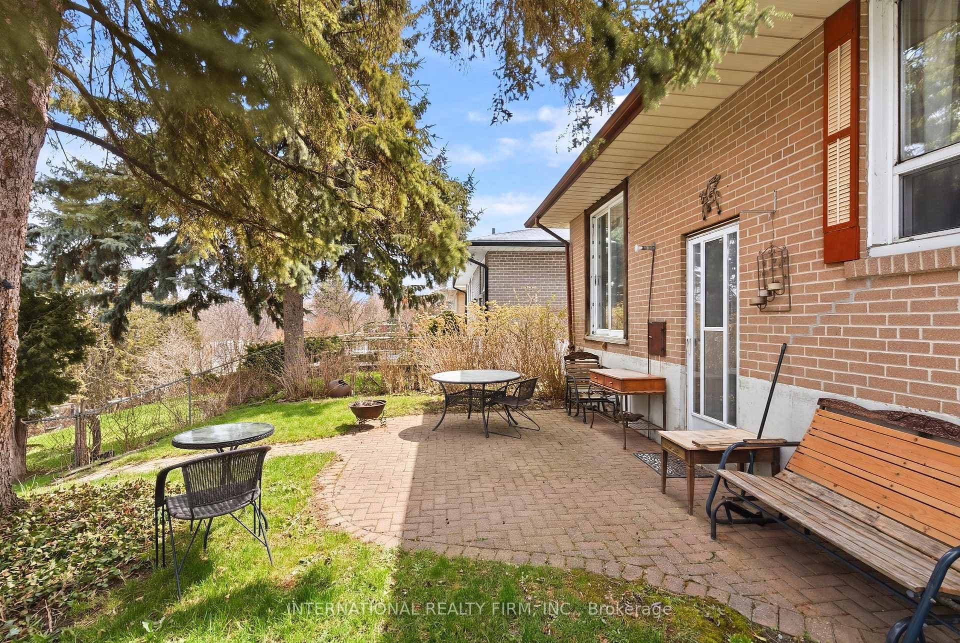 84 Hadrian Drive photo 3