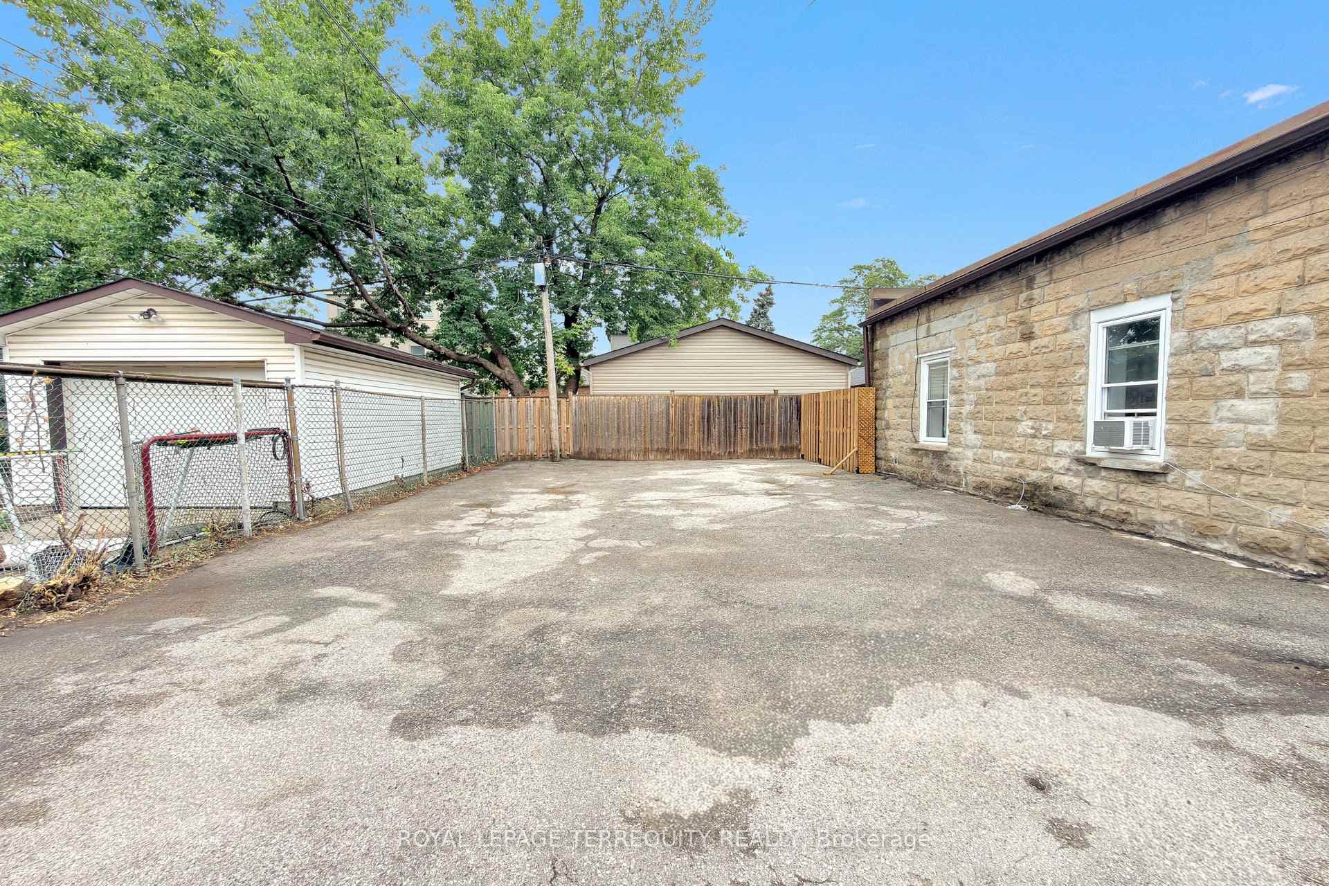 372 St Johns Road photo 35