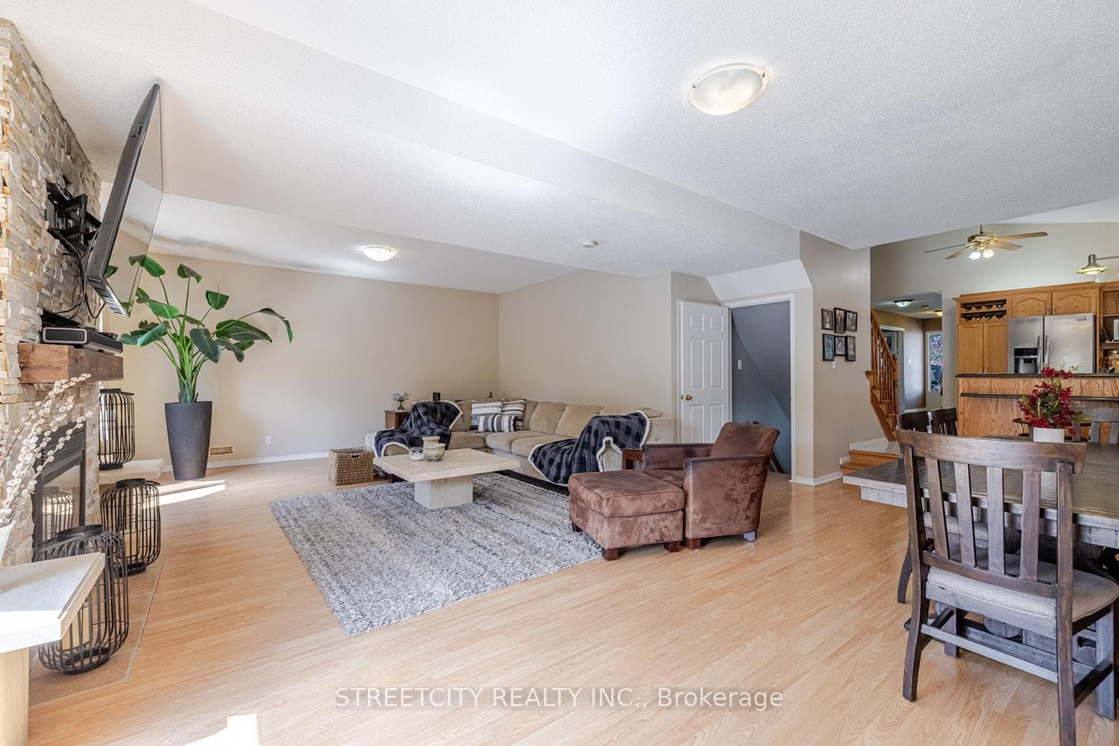 226 Andrea Crescent photo 15