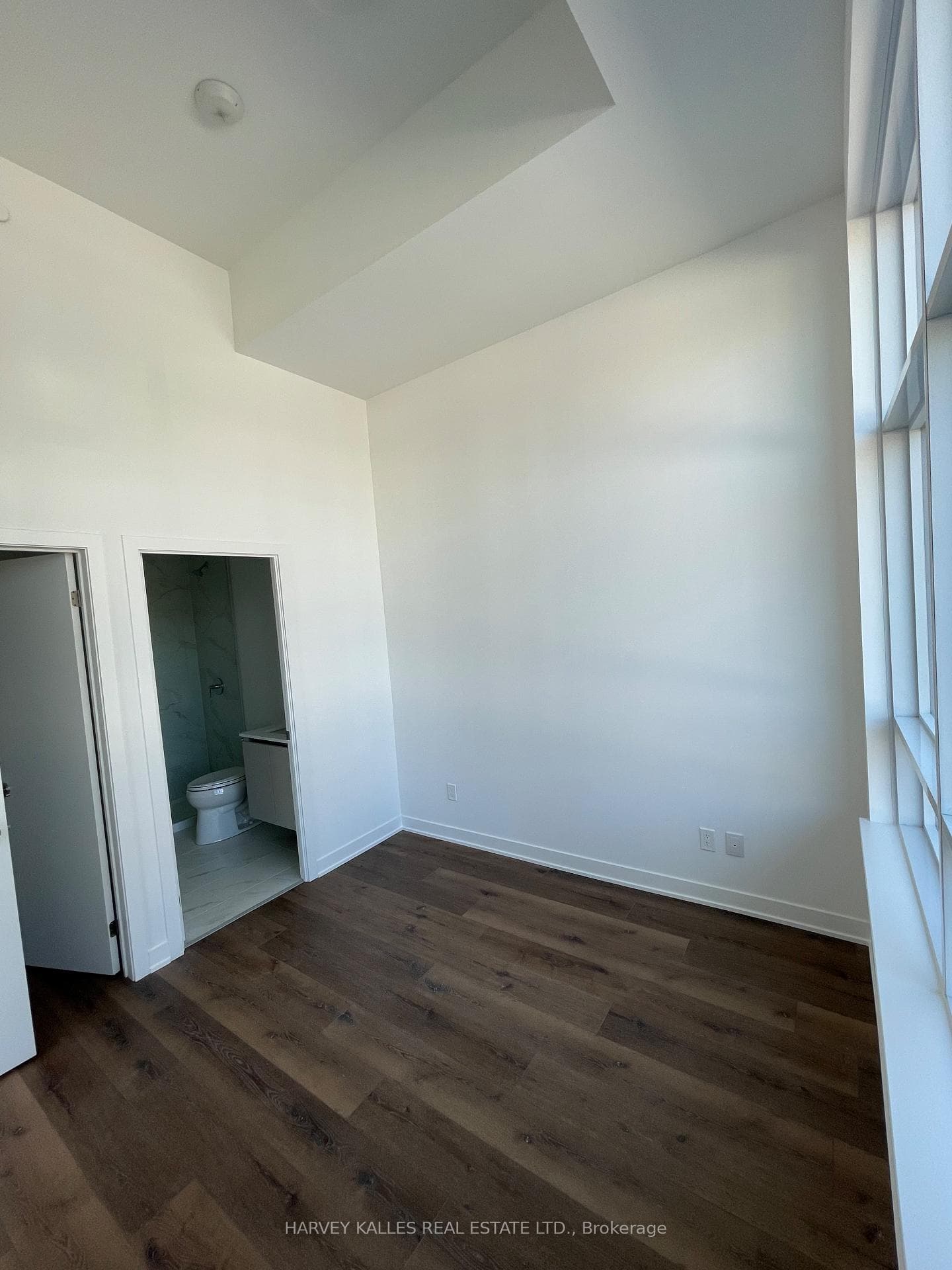 primary bedroom has en-suite and walk in closet